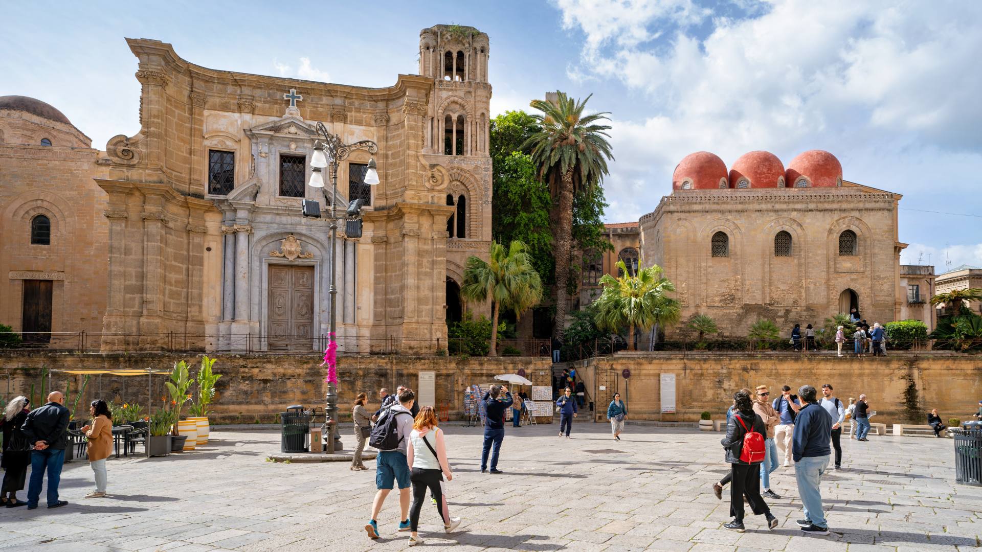Chiesa Santa Maria dell'Ammiraglio und Chiesa di San Cataldo: Sie befinden sich nicht weit von den Quattro Canti auf der Südseite der Piazza Bellini. Beide Kirchengebäude sind seit dem 3. Juli 2015 Teil des UNESCO-Weltkulturerbes des arabisch-normannischen Palermo.